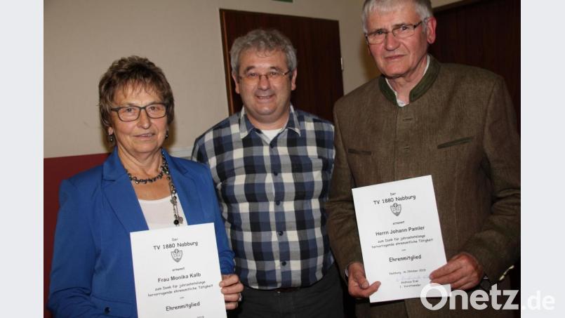 Zum Dank für jahrzehntelange ehrenamtliche Tätigkeit in der TV- Familie wurden Monika Kalb (links) und Johann Pamler (rechts) vom Vorsitzenden Andreas Eckl zu Ehrenmitgliedern des TV Nabburg ernannt. Bild: frd