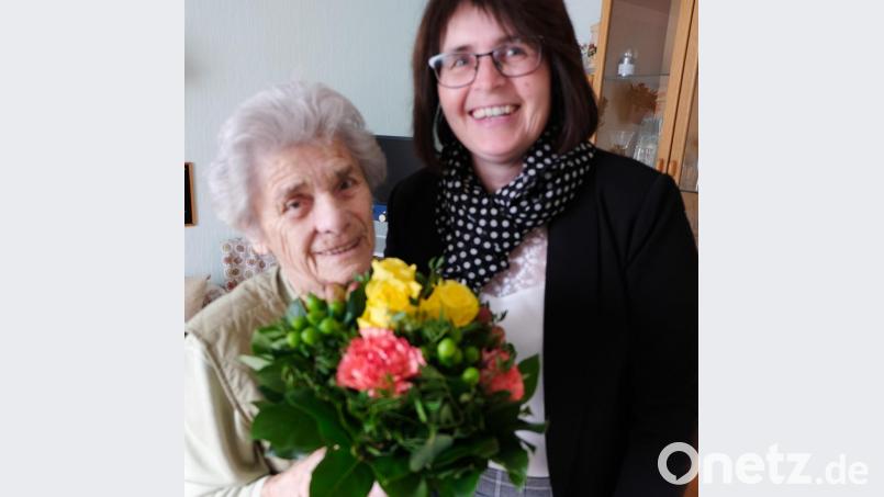 Die 95-jährige Mina Oberhansl (links) freut sich über die Glückwünsche des Bauvereins durch Vorstandsvorsitzende Marika Mauerer (rechts). Bild: le