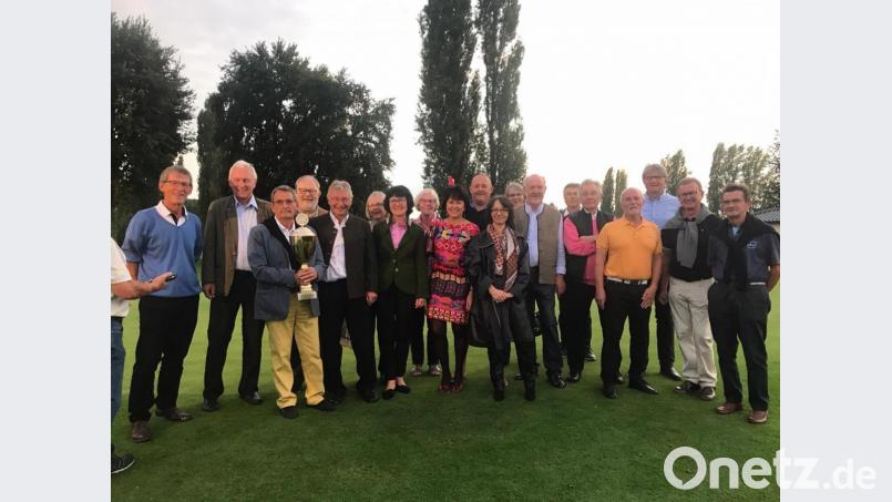Die Golfspieler aus Amberg und Périgueux mit Vertretern des Freundschaftsvereins &quot;Amis d&#039;Amberg&quot; nach der Siegerehrung. Bild: exb