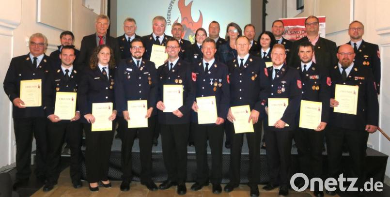 Die Jugendfeuerwehr im Landkreis zeichnete bei einem Ehrenabend in der Schwandorfer Spitalkirche verdiente Jugendwarte mit Ehrennadeln in Gold und Silber aus. Bild: Hirsch
