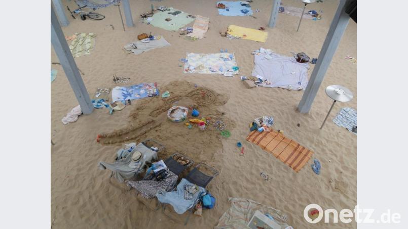 "Sun & Sea (Marina)" heißt das Kunstwerk, mit dem Litauen auf der Biennale in Venedig vertreten ist. Wer es am falschen Tag ansehen will, ist enttäuscht: Die singenden Badegäste fehlen. Bild: esa