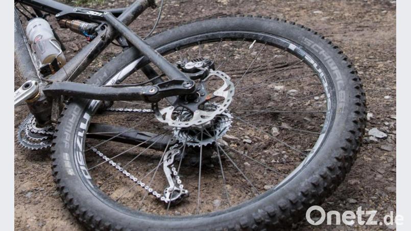 Einen sehr schmerzhaften Unfall mit seinem Mountainbike (Symbolbild) hatte ein Zwölfjähriger in Schnaittenbach: Bei einem Sturz brach ein Bremshebel und bohrte sich ins Bein des Radlers. Symbolbild: Marijan Murat