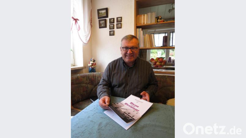 Werner Robl hat als Motive für die zwölf Kalenderblätter diesmal alte Wirtshäuser aus Wiesau ausgewählt. Bild: ubb