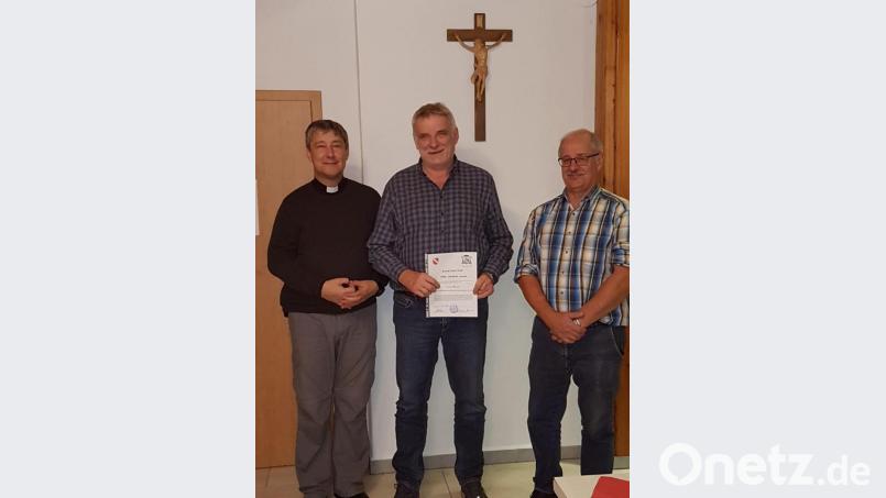 Von links: Pfarrer Adam Nieciecki, Siegfried Maier, Kirchenpfleger Josef Kleber. Bild: exb/Isabella Bodensteiner