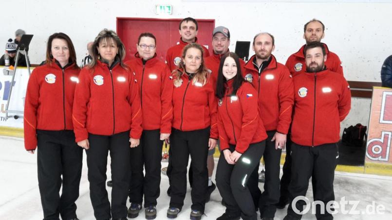Die Eisstock-Nationalmannschaften Tschechiens (Damen und Herren) im Mitterteicher Eisstadion. Bild: jr