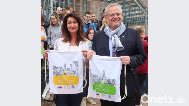 Oberbürgermeister Andreas Feller (rechts) überreichte der Leiterin der Handelsschule Sokolov, Ilona Medunova (links) einen Stoffbeutel mit den Ansichten der beiden Marktplätze und der Aufschrift &quot;Gelebte Freundschaft&quot;. Bild: Hirsch