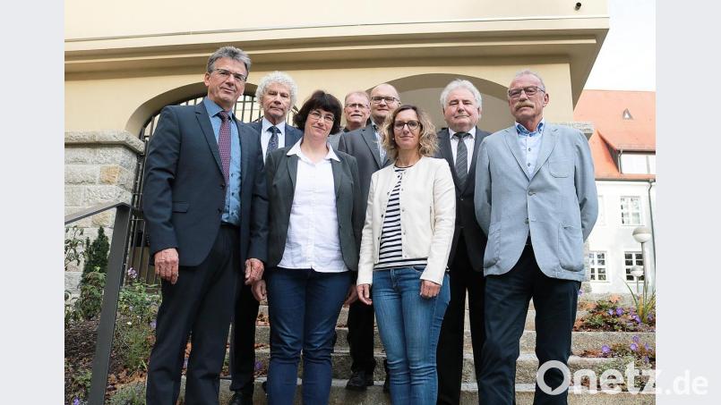 Von links: Personalchef Walter Brucker, Landrat Wolfgang Lippert, Birgit Üblacker, Personalrat Max Bindl, Wolfgang Fenzl, Isolde König, Peter Gold und Hermann Engl. Nicht im Bild: Astrid Bösl. Bild: Landkreis Tirschenreuth/Stefan Malzer