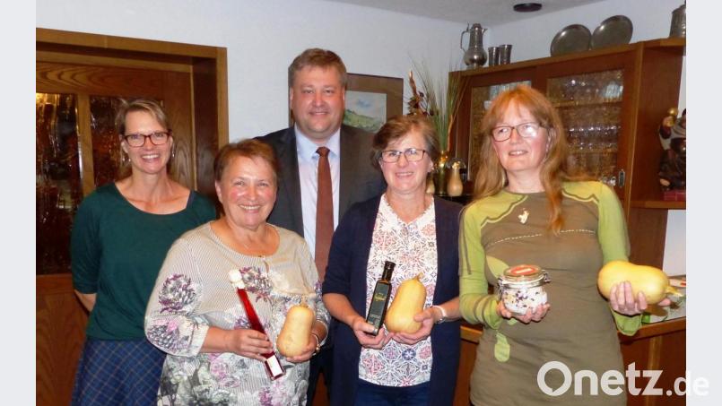 Die Preisträger der Wettbewerbs „Birnenkürbisse-Butternut“ des Kastler Vereins für Gartenbau und Landespflege im Kastler Forsthof: von links Linda Lorenz, Agnes Fasoldt, Stefan Braun, Christa Gottschalk und Christiane Barthl. Bild: jp