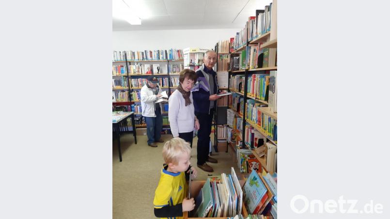 Auch Zweiter Bürgermeister Karl-Heinz Glaser (rechts) informierte sich im Bücherstadl über das große Angebot. Bild: gis