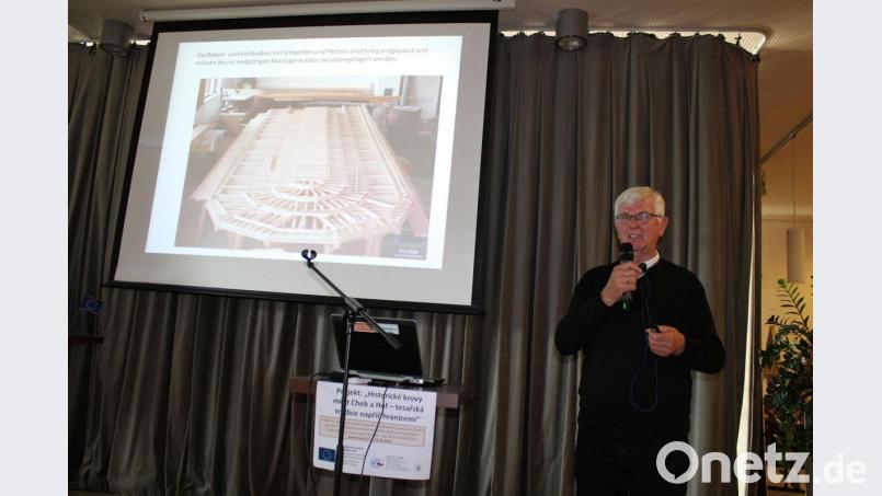 Karl Müller aus Amberg referiert im tschechischen Cheb über den Dachstuhl der St.-Martins-Basilika. Bild: exb