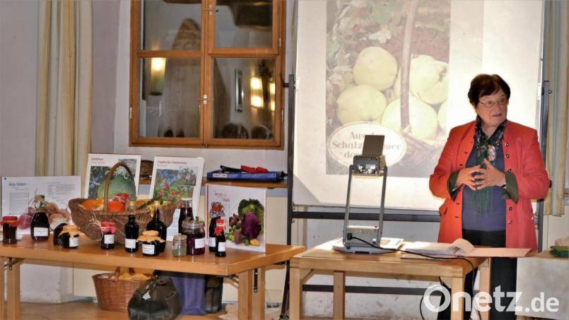 Markusine Guthjahr präsentiert beim Katholischen Frauenbund die bunte Vielfalt der Gemüsesorten und ihre Verwendungsmöglichkeiten. Bild: wbe