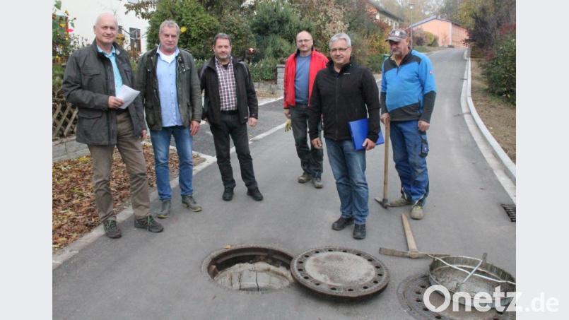 Bürgermeister Walter Schauer, Firmeninhaber Norbert Hoffmann, Bauleiter Gerhard Pfeffer, Ingenieur Bernhard Preischl (vorne von links) und zwei Mitarbeitern der Firma Schönberger bei der Abnahme der Straßenbaumaßnahme in Kulz. Bild: dl