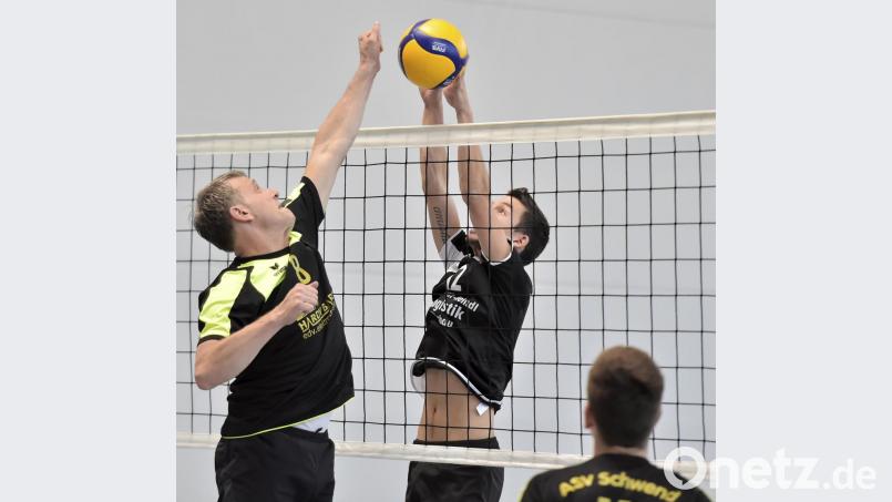 Der Schnaittenbacher Zuspieler, Spielertrainer und Kapitän Sebastian Scholz (rechts hinten) blockt den Angriff des Schwender Außenangreifers Frank Langner (links vorne). Bild: Ziegler