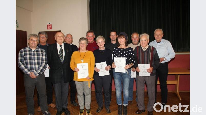 Diese Mitglieder wurden für 25- und 50- jährige Treue ausgezeichnet. Helmut Rossmann (Dritter von links) und Josef Hart (Zweiter von rechts) gehören dem Verein sogar schon seit 75 Jahren an. 	








ehre Bild: frd