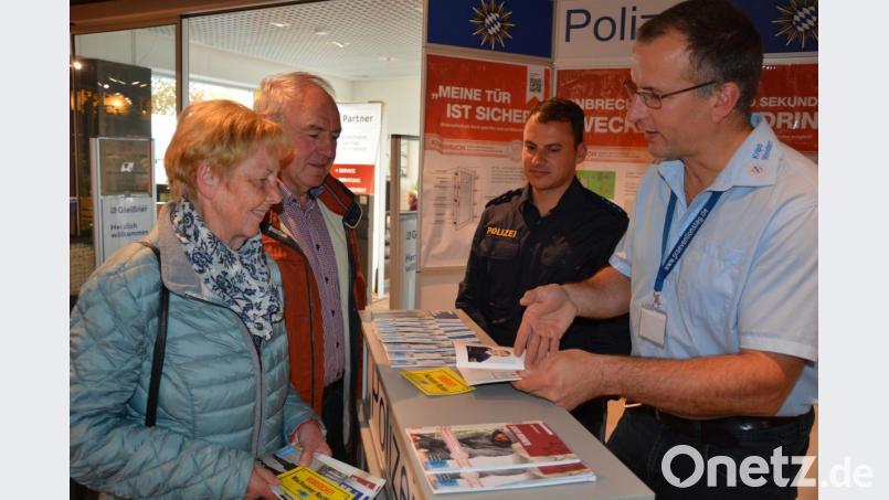 Kriminalhauptmeister Dieter Melzner und Polizeihauptmeister Thorsten Rudhoff (von rechts) erläuterten interessierten Besuchern verbesserten Schutz vor Einbrechern und ungebetenen Gästen Bild: jr