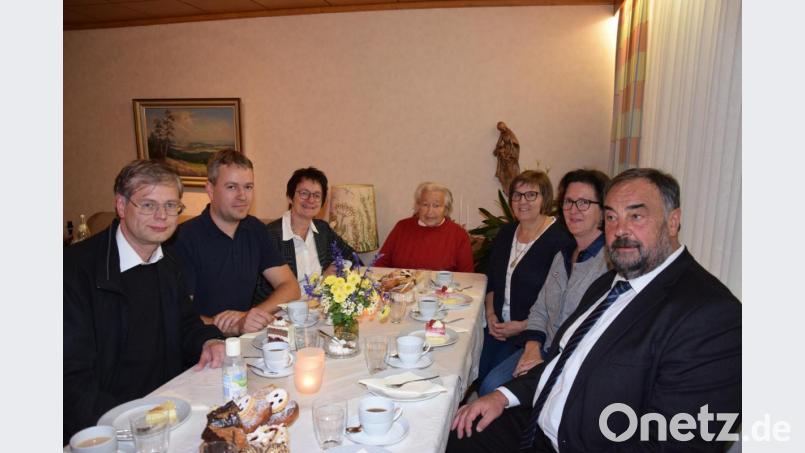 Anni Müller (Mitte) feiert ihren 95. Geburtstag. Zum Gratulieren kamen auch Pfarrer Norbert Götz, Dorfsprecher Andreas Bodensteiner, Sieglinde Zielbauer (Frauenbund), Gabriele Holfelner (Frauenbund), Elisabeth Lukas (Pfarrgemeinderat) und Bürgermeister Josef Beimler (von links). Bild: fla