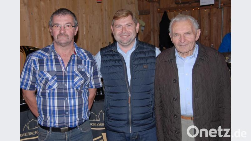 30 Jahre lang war der Plößner Sepp (rechts) für das Kommando beim Kirwabaumaufstellen zuständig. Der Kirwareservist Wolfgang Plößner (Mitte) bedankte sich bei seinem Vater für dieses Engagement. Als den neuen Verantwortlichen ernannte er Eduard Dollhopf (links). Bild: ow