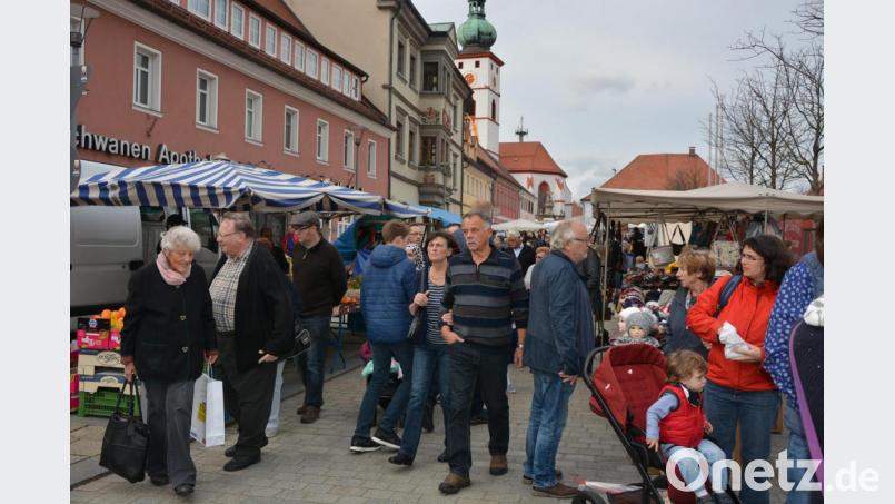 Einkaufen am Kirchweihsonntag im Schatten der Stadtpfarrkirche, das hat schon etwas. Bild: jr