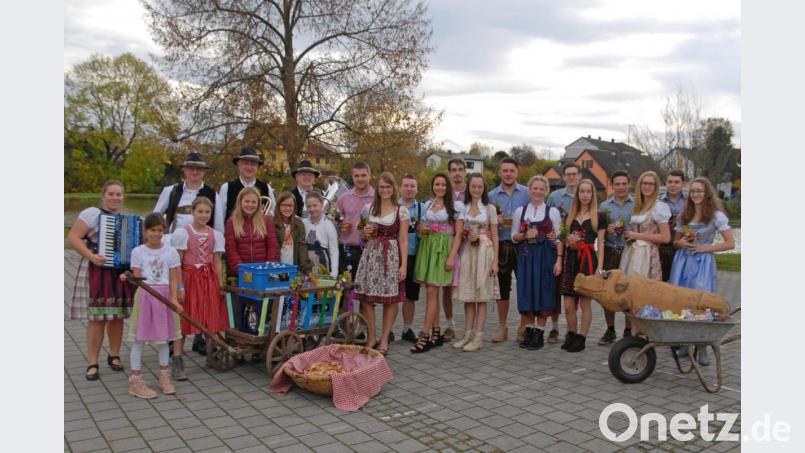 Zum Kirwaumzug am Sonntag präsentierten sich die Kirwaboum und –madla in ihrer Kirwatracht. In musikalischer Begleitung durch die „Hammerschloss-Musi“ marschierten sie durchs Dorf und verteilten selbst gebackene „Küchla“. Bild: ow