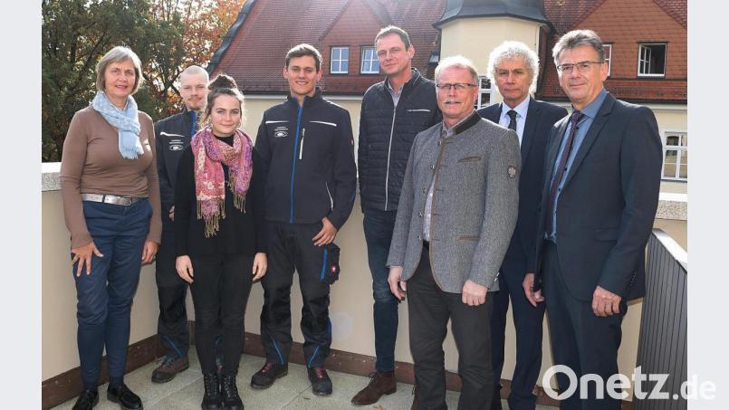 Die Verantwortlichen begrüßten die drei neuen freiwilligen Mitarbeiter am Landratsamt (von links): Anleiterin für Bundesfreiwillige am Landratsamt Theresia Kunz, Moritz Pöllmann, Johanna Dötterl, Johannes Pleyer, FÖJ-Anleiter Thomas Kurzeck, Personalrat Max Bindl, Landrat Wolfgang Lippert und Personalchef Walter Brucker. Bild: Landkreis Tirschenreuth/Stefan Malzer/exb