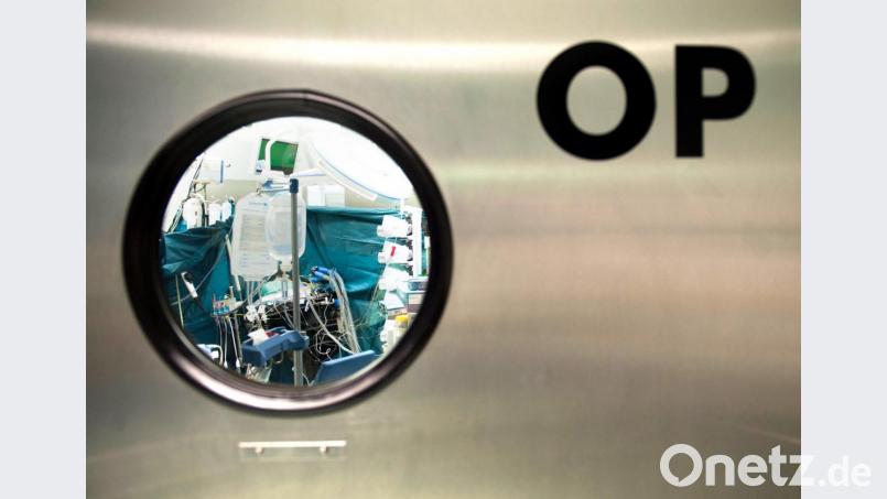 Blick in einen Operationssaal: Kritiker finden, dass zu oft operiert wird. Bild: Maurizio Gambarini/dpa