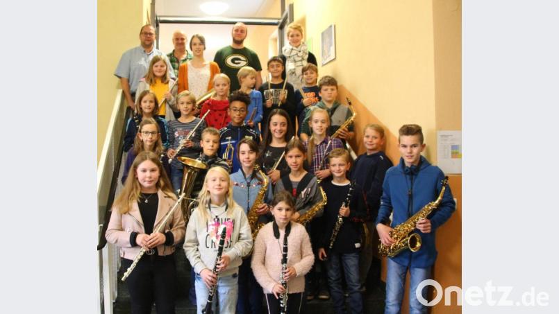 23 Mädchen und Jungen im Alter zwischen 7 und 14 Jahren aus den Reihen der Musikkapelle Ursensollen (9), der Hahnbacher Marktbläser (6), der Ehenbacher Blaskapelle (4), der Blasmusik Gebenbach (3) und der Werkvolkkapelle Schlicht (1) haben das Juniorabzeichen des Nordbayerischen Musikbundes erworben. Ihnen gratulieren (hintere Reihe, von links): Josef Köppl (Roding), Kreisdirigent Gerhard Böller (Gebenbach), Wolfgang Vögele (Hirschau) und Angelika Schöpf (Gebenbach). Bild: u