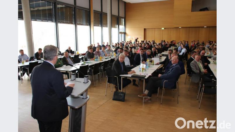 Vor rund 300 Landwirten und geladenen Gästen sprach Hubert Bittlmayer, der Amtschef des Bayerischen Staatsministeriums für Ernährung, Landwirtschaft und Forsten, in der Schwarzachtalhalle beim siebten Oberpfälzer Milchviehtag. Bild: Thomas Dobler