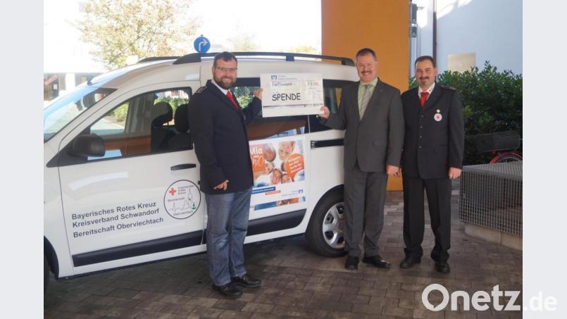 BRK-Bereitschaftsleiter Christian Ostermeier (links) und Kassier Martin Hauser (rechts) konnten aus der Hand von Vorstandssprecher Bernhard Werner von der VR Bank Mittlere Oberpfalz eine willkommene Spende über 5 000 Euro in Empfang nehmen. Bild: Leibl, Waltraud