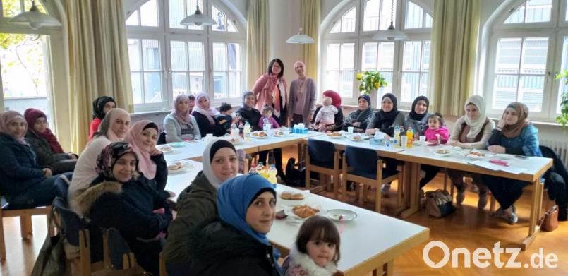 Den Frauen über Integration berichten (stehend, von links) Andrea Eich und Kursleiterin Nermin Khedr. Bild: exb/Arbeit und Leben in Bayern gGmbH