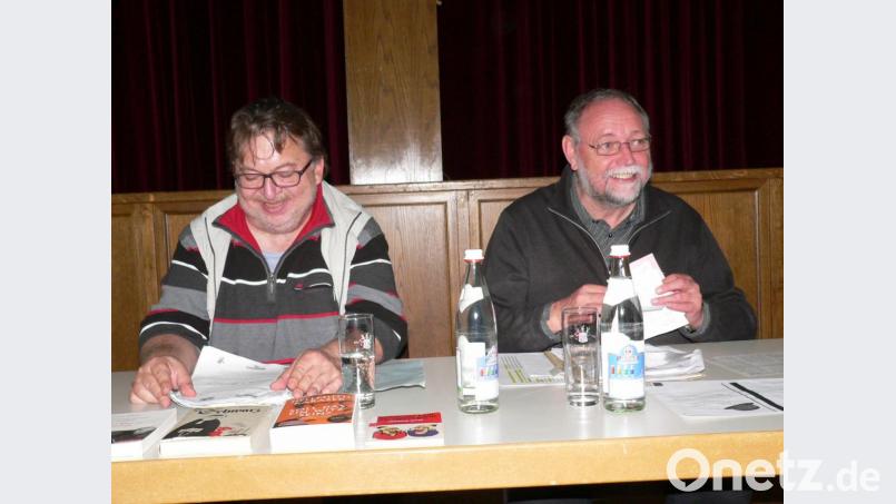 Pfarrer Alfons Forster zeigt seinen Spickzettel, den er gerne dabei hat, wenn ihm unverhofft ein Witz abverlangt wird. Manfred Hartung hatte ebenfalls Witze auf Lager. Bild: nid