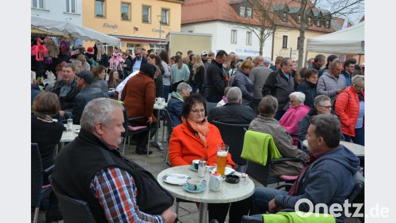 Schnell noch mal die herbstliche Sonne in einem der Straßencafes genießen und dabei die Menschenmassen beim Bummel durch den Markt beobachten. Bild: jr
