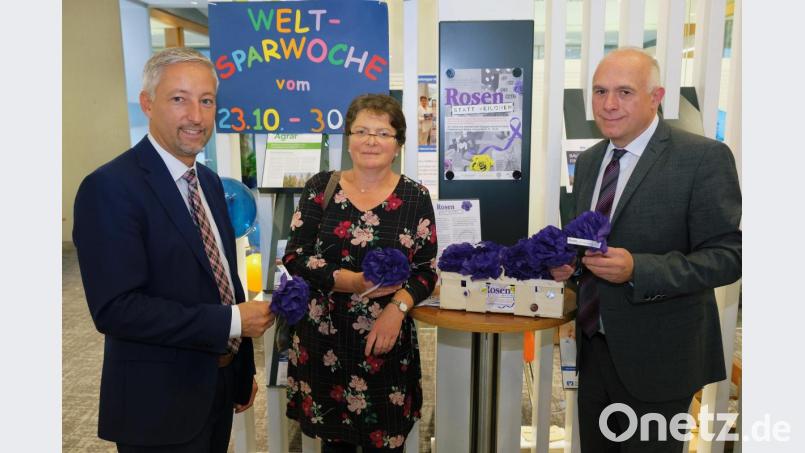 "Rosen statt blauer Veilchen", heißt die Aktion, die das Frauenhaus Weiden mit Blick auf den Internationalen Tag gegen Gewalt an Frauen ins Leben gerufen hat. Elisabeth Merkl als ehrenamtliche Mitarbeiterin des Frauenhauses startet das Projekt in Eschenbach: In der Geschäftsstelle der Volksbank-Raiffeisenbank Nordoberpfalz verteilt sie in Anwesenheit von Regionalmarktleiter Stefan Schedl (links) und Geschäftsstellenleiter Richard Götz (rechts) lila Papierrosen. Bild: do