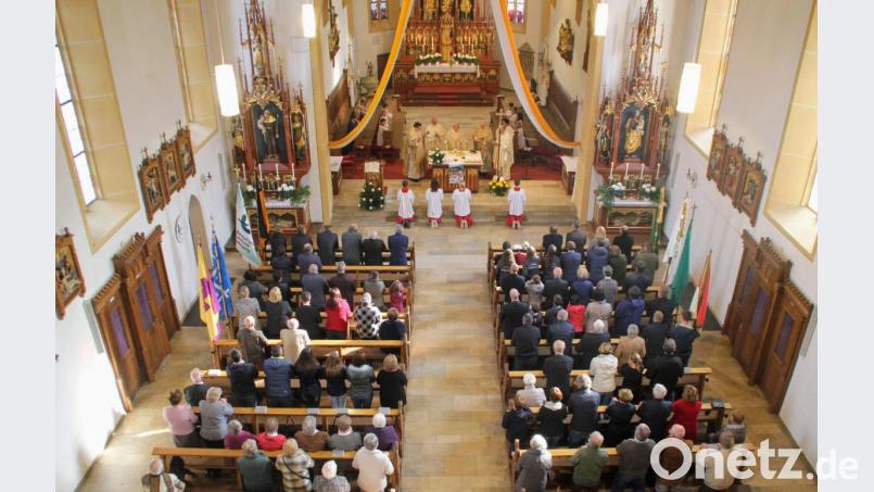 Viele Gläube aus beiden Pfarreien waren zur Installation von Pf Johann Hofmann in die Hirschauer Pfarrkirche gekommen. Bild: fdl