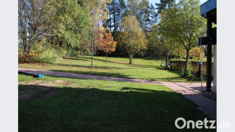 Auf der Wiese im Vordergrund wird das neue Technikgebäude entstehen. Von dem Hügel hinten werden die Wasserrutschen hinunterführen. Bild: sne