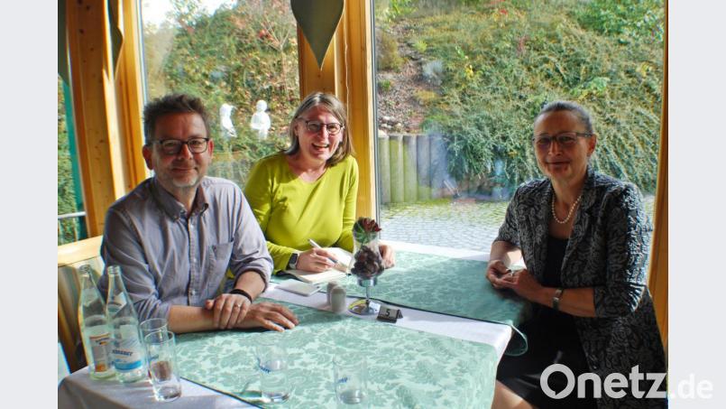Sie wollten unbedingt, wenn auch später, nach Neualbenreuth kommen: Bloggerin und Journalistin Bettina Blaß mit Mann, rechts die Leiterin der Gäste-Information Ursula Stingl Bild: enz