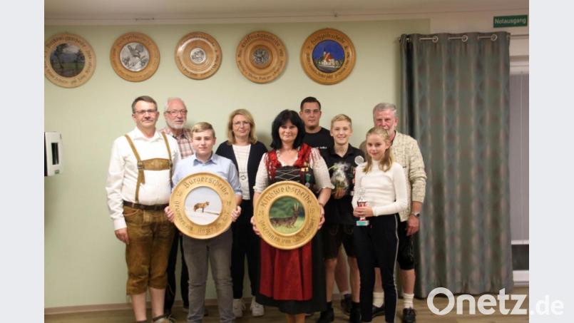 Die amtierende Schützenkönigin Claudia Bodensteiner hatte auch beim Schießen um die Kirwascheibe mit einem 7,0-Teiler die sicherste Hand. Die Bürgerscheibe gewann Tim Anzer von der Feuerwehr Söllitz. Ihnen gratulierten Schützenmeister Martin Wolf (links) und Schießleiter Peter Meier (rechts). Mit im Bild die weiteren Preisträger. Bild: bnr