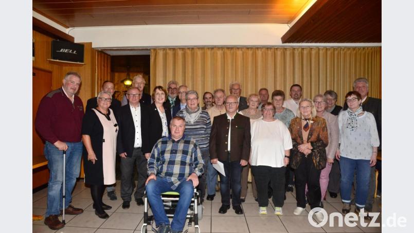 Zu den langjährigen Mitgliedern des VdK-Ortsverbandes zählen auch Helmut Kuhn und Gerd Näger (30 Jahre), aber auch MdL Annette Karl (Sechste von links). Bild: bey