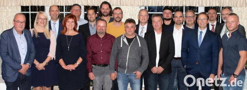 Geschäftsführer Harald Gollwitzer (Dritter von links) und Geschäftsleiterin Andrea Gollwitzer (Vierter von links) zeichneten am Freitagabend zusammen mit BBIV-Geschäftsführer Martin Schneider (Zweiter von rechts) langjährige Mitarbeiter der Harald Gollwitzer GmbH aus. Bild: lst