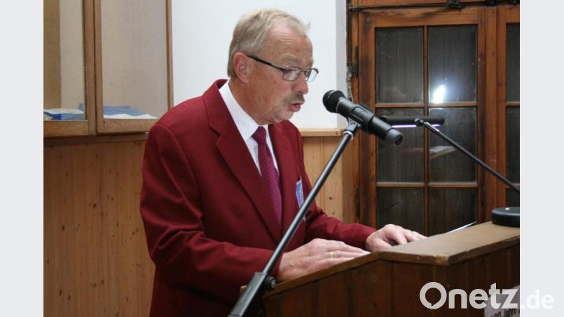 Moderator Wolfgang Mühlbauer durchleuchtete ausführlich die Geschichte und führte durch die Jubiläumsfeier. Bild: roh