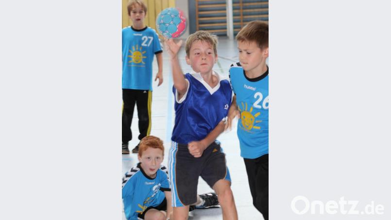Beim Grundschulturnier des 1. FC Neunburg messen sich die dritten und vierten Klassen im Handball. Bild: nfc