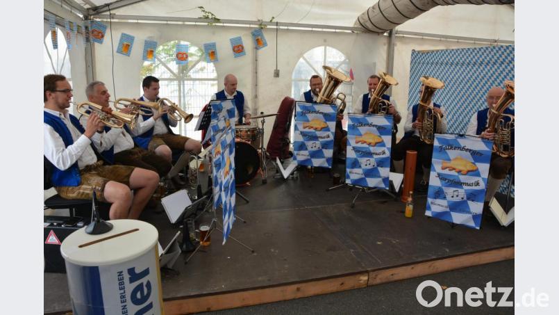 Am Sonntagnachmittag spielte die „Falkenberger Karpfenmusik“ im Festzelt auf. Bild: jr
