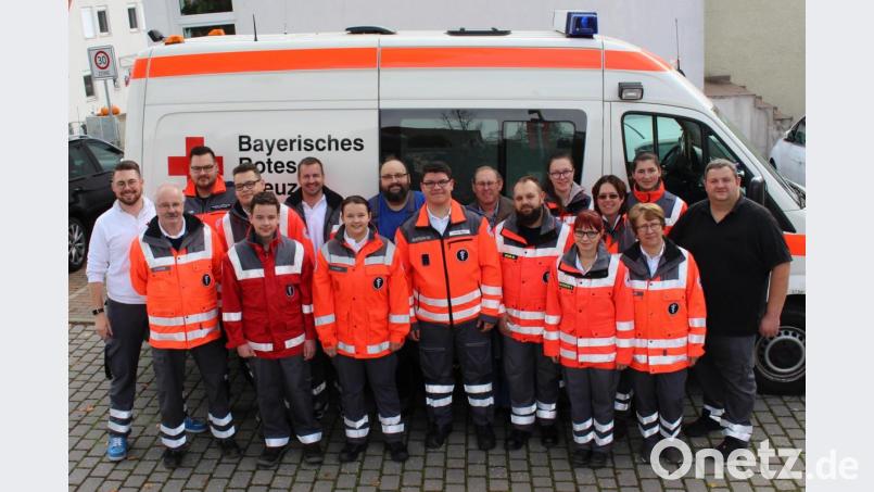 Die Teilnehmer des Demo-Lehrgangs "Fortbildung Sanitätsdienst" des BRK-Kreisverbands Tirschenreuth mit Lehrgangsleiter Helmut Zeitler (rechts) sowie Organisator und örtlichem BRK-Bereitschaftsleiter Sven Lehner (links). Bild: BRK-Kreisverband/exb
