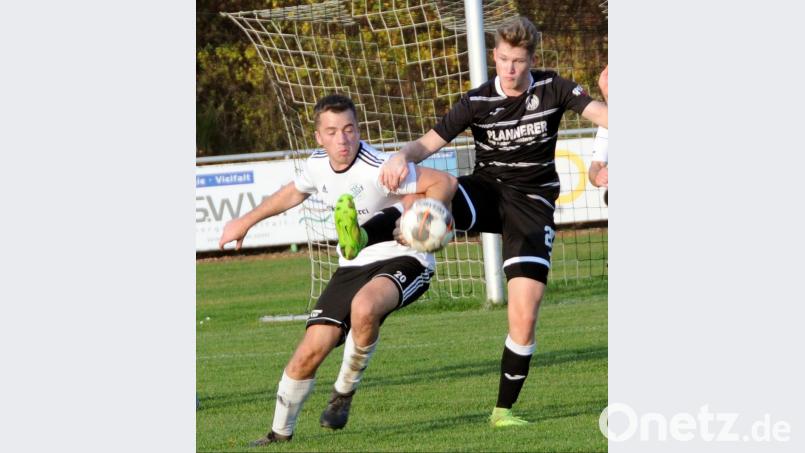Der SV Neusorg und der TSV Reuth trennten sich 1:1. Hier kämpfen der Neusorger Raphael Herold (rechts) und Alexander Schraml um den Ball. Bild: heh