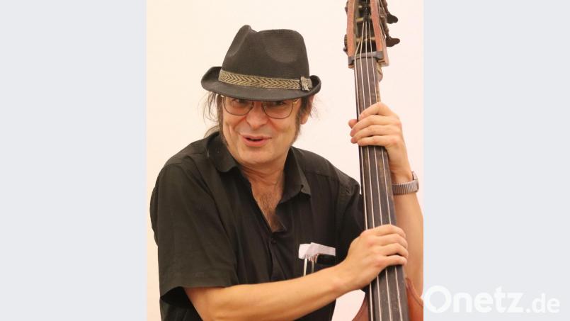Stefan Rimek überraschte mit freien Improvisationen auf der Ukulele, dem Kontrabass und der Gitarre. Ein Rondo für Gitarre war sogar eine Welturaufführung. Bild: mfh