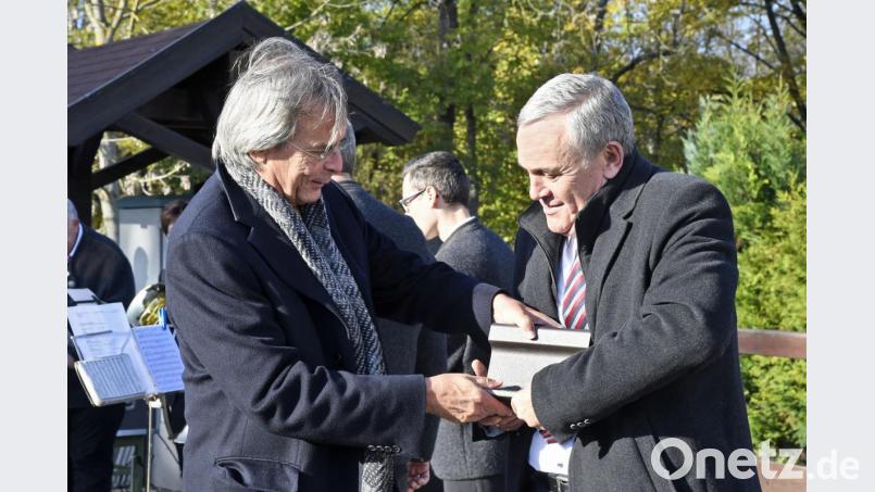 Gewichtiges Geschenk: OB Seggewiß überreicht Regierungspräsident Axel Bartelt ein Stück Eisenbahngleis. Bild: Petra Hartl