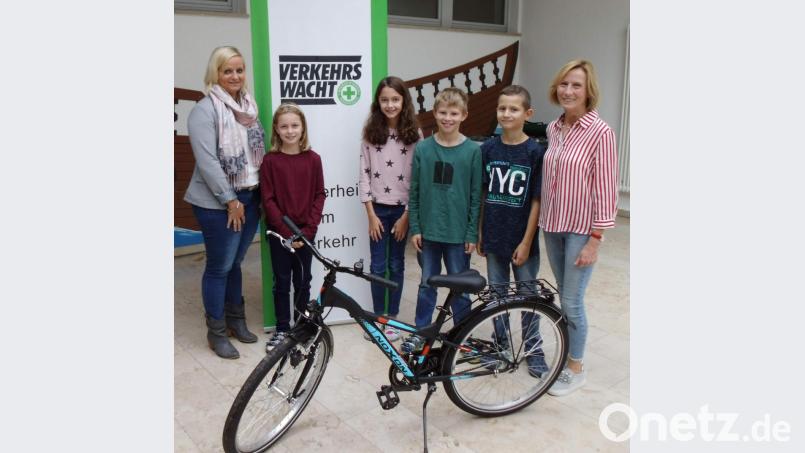 Rektorin Gabriele Krettner (rechts) und die Grundschulkinder haben gut lachen, als ihnen die Elternbeiratsvorsitzende Ramona Beyerlein ein nagelneues, etwa 300 Euro teures Fahrrad übergab – finanziert von Förderkreis und Elternbeirat der Grund- und Mittelschule. Bild: u