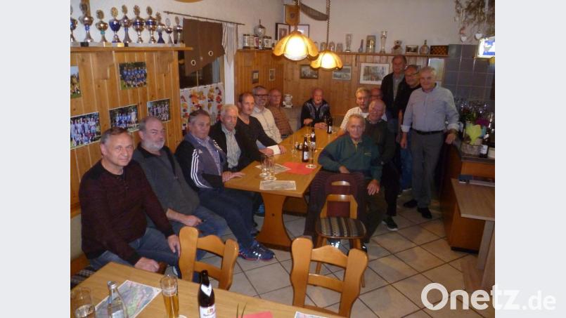 CSU-Ortsvorsitzender Günter Kopp (rechts) berichtete ausführlich über das Gemeindegeschehen in Witzlasreuth, während Fraktionsvorsitzender Albert Sollfrank (3. von rechts) über den aktuellen Stand in Sachen Bahntrasse informierte. Bild: sat