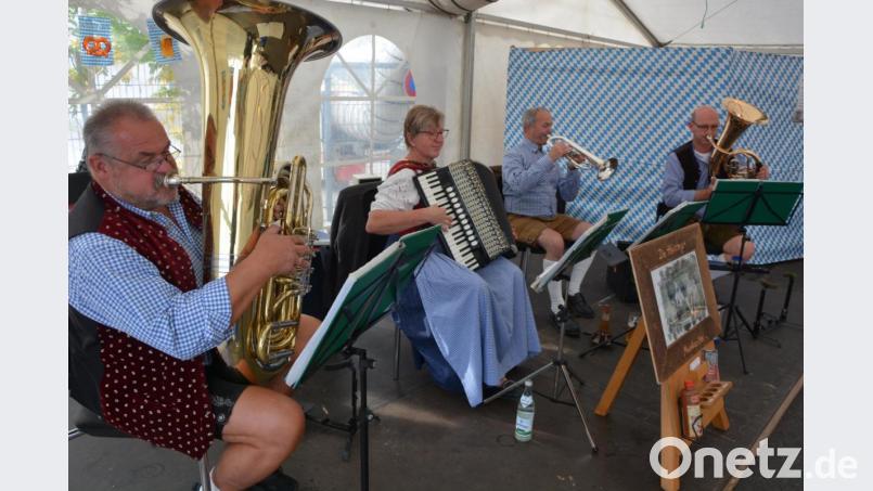 Die „Heusterz-Musikanten“ aus Tirschenreuth spielten zum Frühschoppen beim Oktoberfest auf Bild: jr