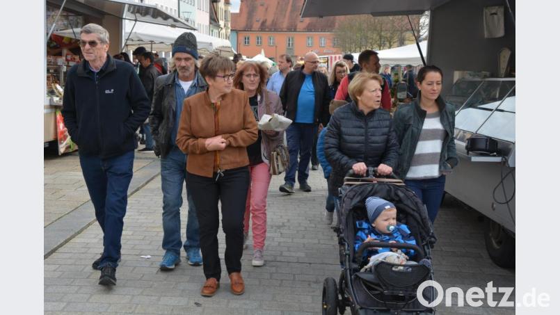 Viel Betrieb herrschte am Sonntag beim Kirchweihmarkt in Tirschenreuth. Bild: jr