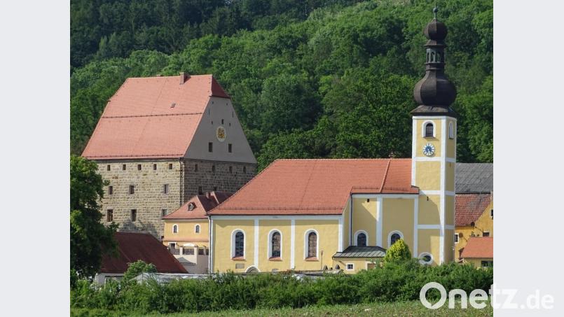 Das Schloss und die Kirche in Wolfring bilden die Wahrzeichen der Gemeinde Fensterbach. Beide Gebäude sind viele Jahrhunderte alt und haben Generationen überdauert. Doch nun geht es um die Bevölkerungsentwicklung in den kommenden Jahren. Dabei wird von den Statistikern prognostiziert: Die Gesamtzahl der Gemeindebürger bleibt zwar weitgehend gleich, aber es wird bis 2031 mehr Senioren geben. Bild: Houschka